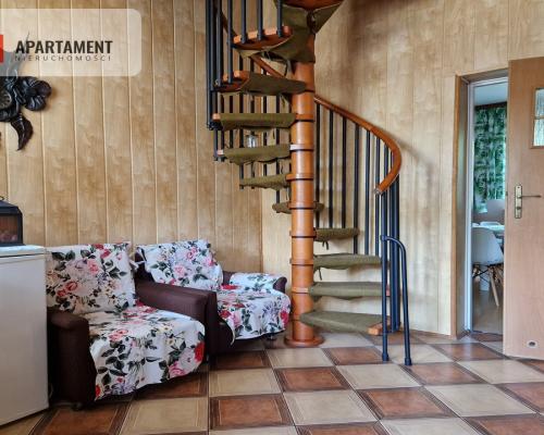 Dom z dwoma odrębnymi mieszkaniami, blisko centrum