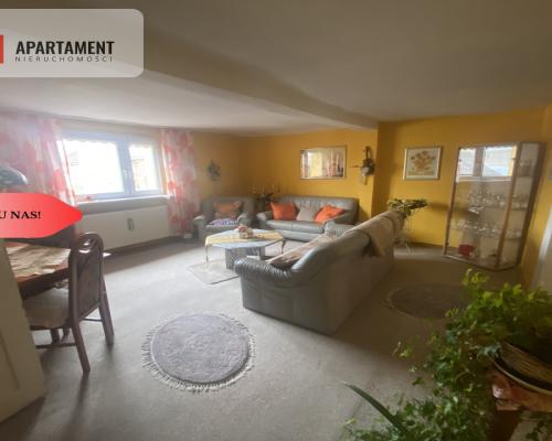 Przestronna kamienica z garażami w mieście