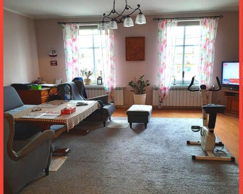 Mogilno- kamienica na rynku 175m2, lokal handlowy