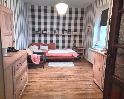 Mogilno- kamienica na rynku 175m2, lokal handlowy