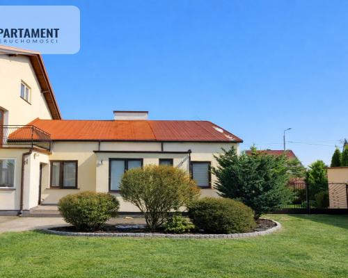 Kikół – bliźniak i garaż na dużej działce.