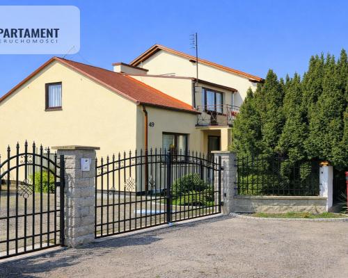 Kikół – bliźniak i garaż na dużej działce.