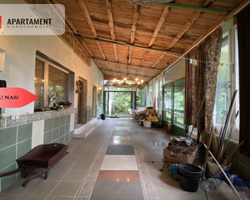 Obiekt magazynowo-biurowy z utwardzonym placem.