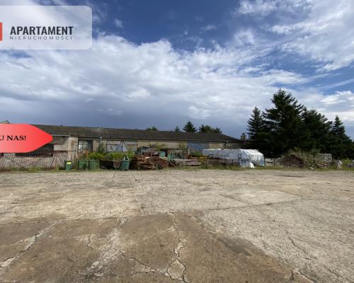 Obiekt magazynowo-biurowy z utwardzonym placem.