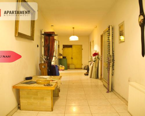 Obiekt magazynowo-biurowy z utwardzonym placem.