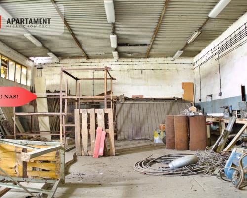 Obiekt magazynowo-biurowy z utwardzonym placem.