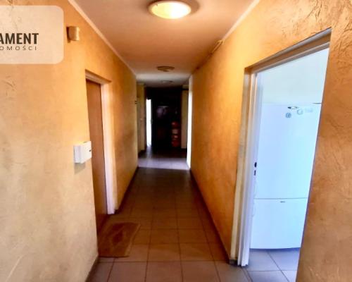 Hala z biurami, placem i mieszkaniem na piętrze