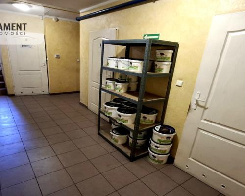 Hala z biurami, placem i mieszkaniem na piętrze