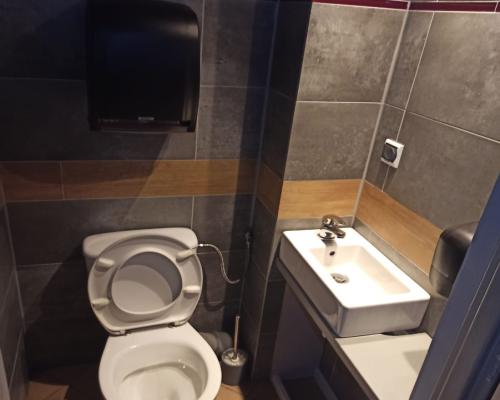 Doskonała Lokalizacja! Hala z Budynkiem Biurowym