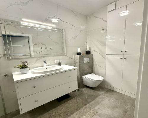 Nowoczesny apartament z dwoma balkonami oraz windą