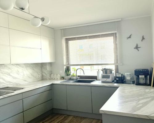 Nowoczesny apartament z dwoma balkonami oraz windą