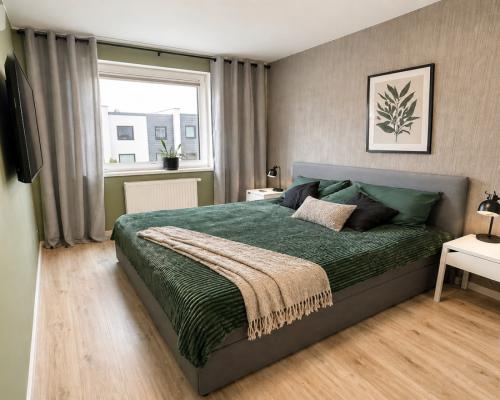 Nowoczesny dwupoziomowy segment z ogródkiem