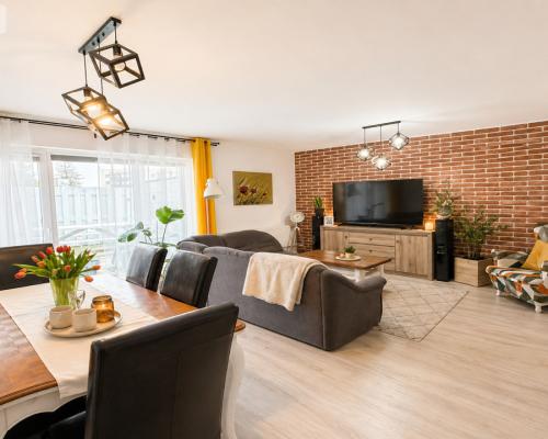 Nowoczesny dwupoziomowy segment z ogródkiem