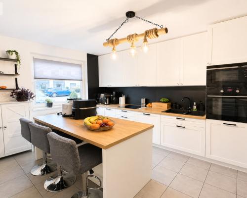 Nowoczesny dwupoziomowy segment z ogródkiem