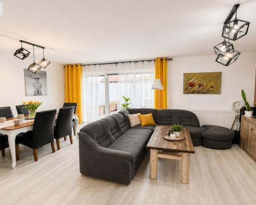 Nowoczesny dwupoziomowy segment z ogródkiem