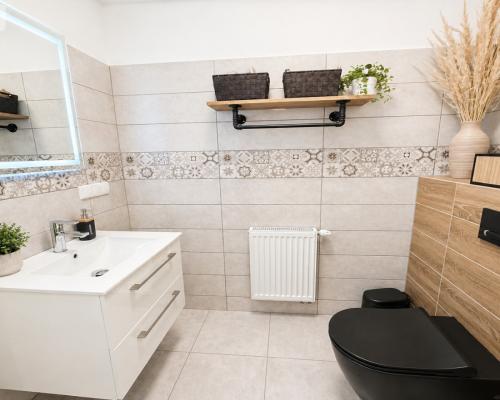 Nowoczesny dwupoziomowy segment z ogródkiem