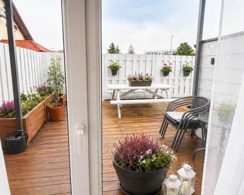 Nowoczesny dwupoziomowy segment z ogródkiem