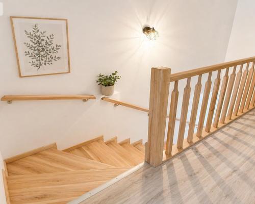 Nowoczesny dwupoziomowy segment z ogródkiem