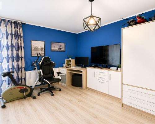 Nowoczesny dwupoziomowy segment z ogródkiem