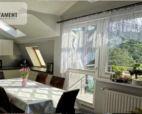 Klimatyczne dwupoziomowe mieszkanie