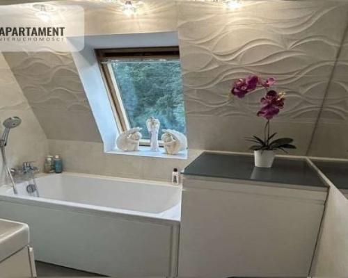 Klimatyczne dwupoziomowe mieszkanie