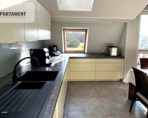 Klimatyczne dwupoziomowe mieszkanie