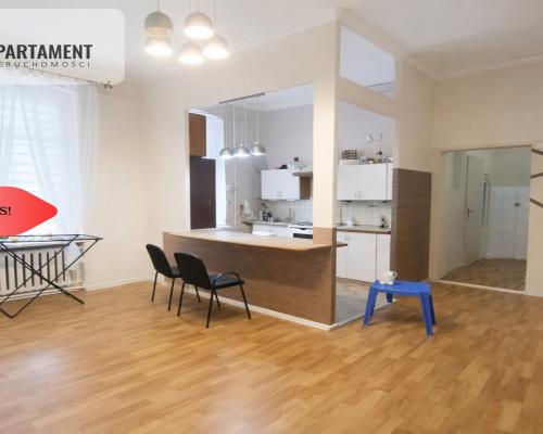 Duże mieszkanie blisko centrum z parkingiem.