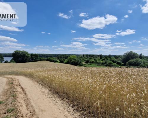 Duża działka nad jeziorem Ostrówieckim.
