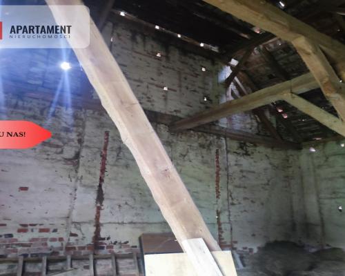 Działka rolna z dużą stodołą.