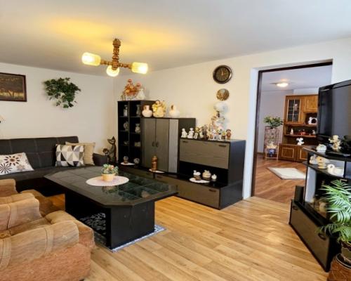 Dom wolnostojący, bud. gosp. i 2 działki