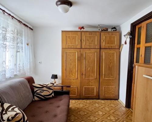 Dom wolnostojący, bud. gosp. i 2 działki