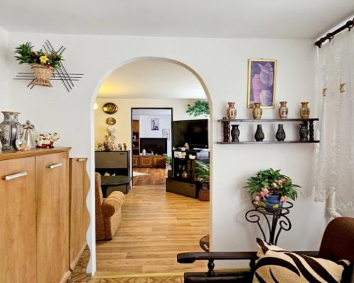 Dom wolnostojący, bud. gosp. i 2 działki