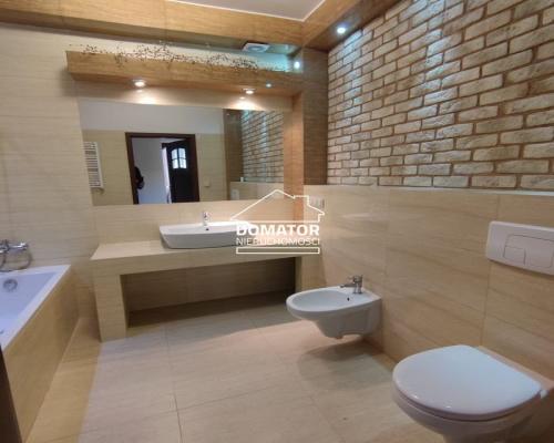 Polecam komfortowy  dom wolnostojący 200 m2 usytuowany na pięknie zagospodarowanej działce z oczkiem wodnym o powierzchni 1100