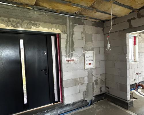 Zapraszamy do zapoznania się z ofertą tego pięknego domu w stanie surowym zamkniętym, położonego w malowniczej miejscowości Cie