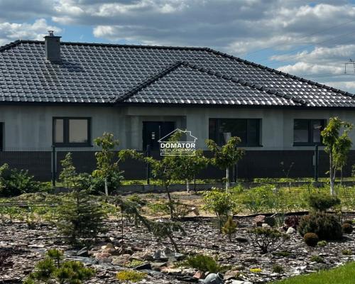 Zapraszamy do zapoznania się z ofertą tego pięknego domu w stanie surowym zamkniętym, położonego w malowniczej miejscowości Cie