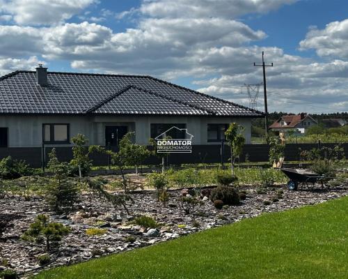 Zapraszamy do zapoznania się z ofertą tego pięknego domu w stanie surowym zamkniętym, położonego w malowniczej miejscowości Cie