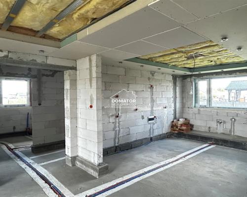 Zapraszamy do zapoznania się z ofertą tego pięknego domu w stanie surowym zamkniętym, położonego w malowniczej miejscowości Cie