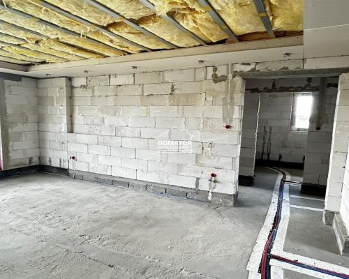 Zapraszamy do zapoznania się z ofertą tego pięknego domu w stanie surowym zamkniętym, położonego w malowniczej miejscowości Cie