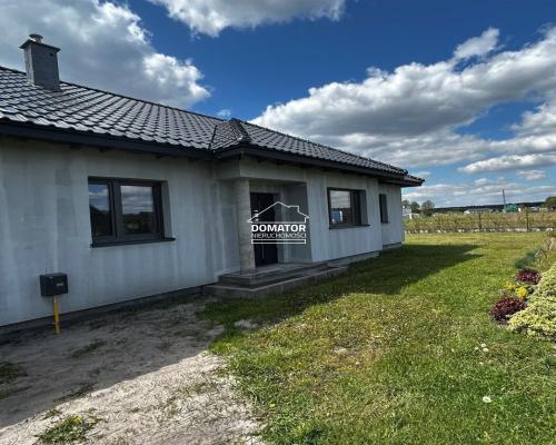 Zapraszamy do zapoznania się z ofertą tego pięknego domu w stanie surowym zamkniętym, położonego w malowniczej miejscowości Cie