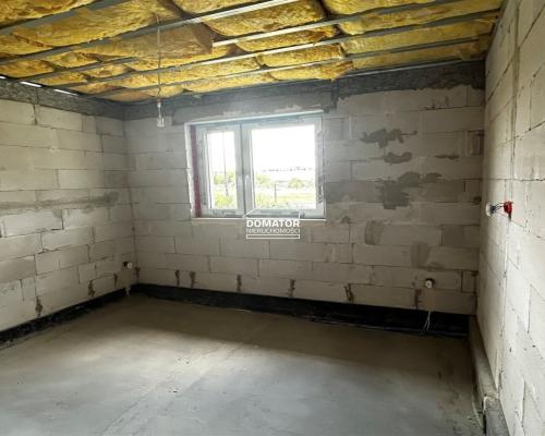 Zapraszamy do zapoznania się z ofertą tego pięknego domu w stanie surowym zamkniętym, położonego w malowniczej miejscowości Cie