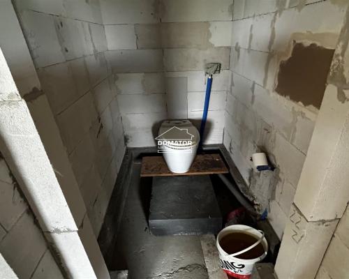 Zapraszamy do zapoznania się z ofertą tego pięknego domu w stanie surowym zamkniętym, położonego w malowniczej miejscowości Cie