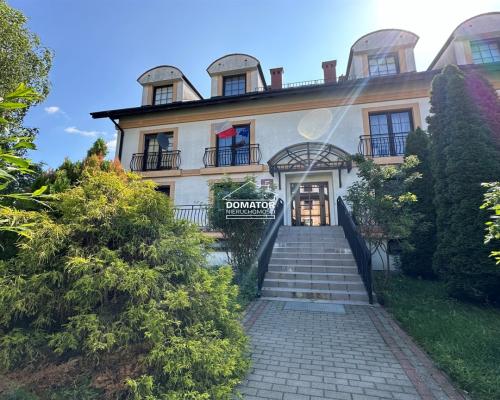 Zapraszamy do zapoznania się z ofertą sprzedaży przestronnego mieszkania o powierzchni 90,4 m², położonego w malowniczej m