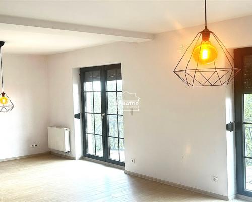 Zapraszamy do zapoznania się z ofertą sprzedaży przestronnego mieszkania o powierzchni 90,4 m², położonego w malowniczej m