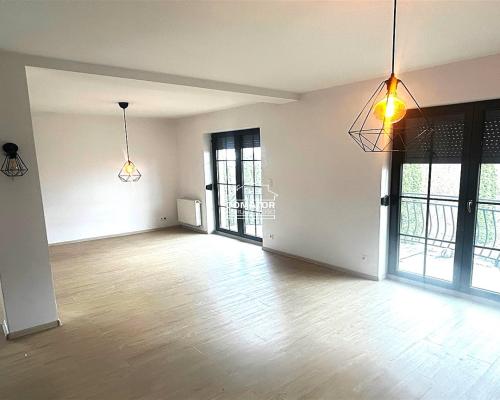 Zapraszamy do zapoznania się z ofertą sprzedaży przestronnego mieszkania o powierzchni 90,4 m², położonego w malowniczej m