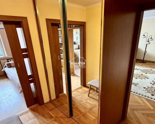 Mieszkanie położone w ścisłym centrum miasta, przy ul. Libelta, na 4. piętrze w bloku na terenie zamkniętym. Budynek znajduje s