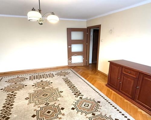 Mieszkanie położone w ścisłym centrum miasta, przy ul. Libelta, na 4. piętrze w bloku na terenie zamkniętym. Budynek znajduje s