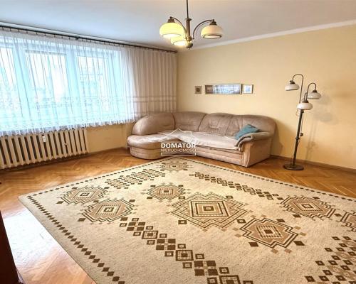 Mieszkanie położone w ścisłym centrum miasta, przy ul. Libelta, na 4. piętrze w bloku na terenie zamkniętym. Budynek znajduje s