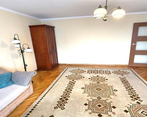 Mieszkanie położone w ścisłym centrum miasta, przy ul. Libelta, na 4. piętrze w bloku na terenie zamkniętym. Budynek znajduje s