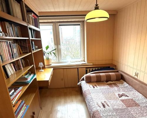 Mieszkanie położone w ścisłym centrum miasta, przy ul. Libelta, na 4. piętrze w bloku na terenie zamkniętym. Budynek znajduje s