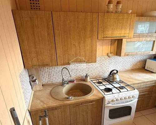 Mieszkanie położone w ścisłym centrum miasta, przy ul. Libelta, na 4. piętrze w bloku na terenie zamkniętym. Budynek znajduje s